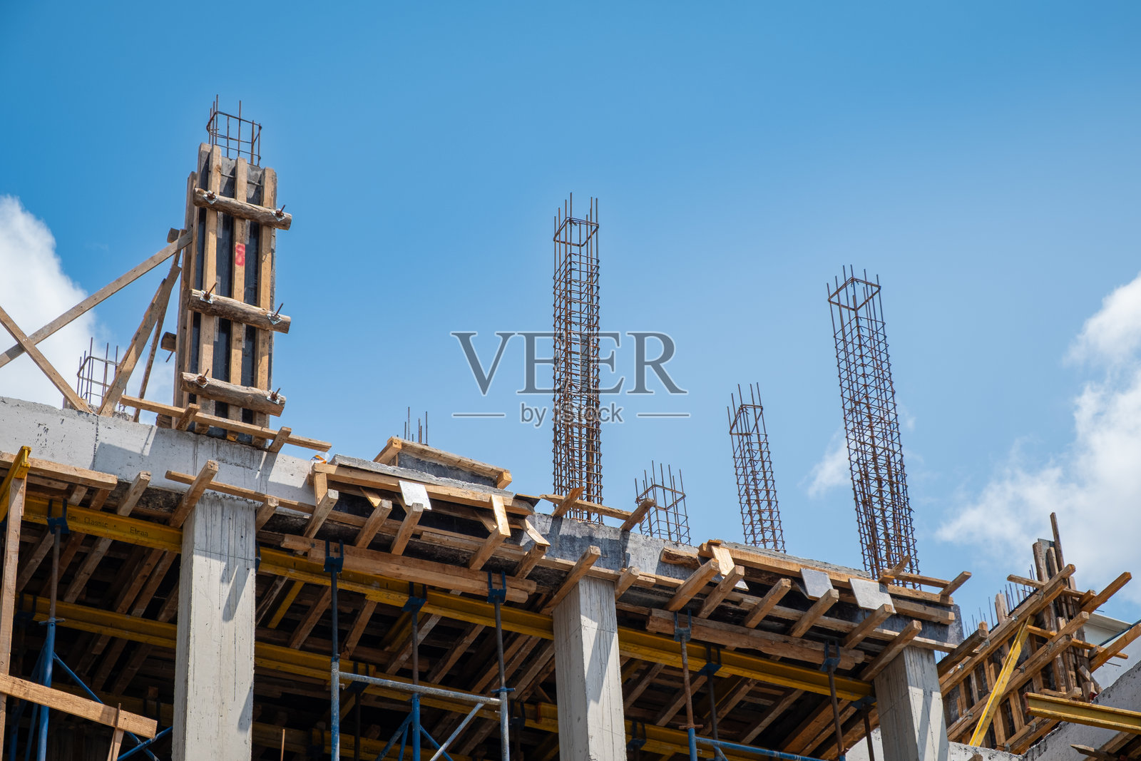 新建筑施工。混凝土柱和铁杆。钢筋。建筑加固钢筋。照片摄影图片