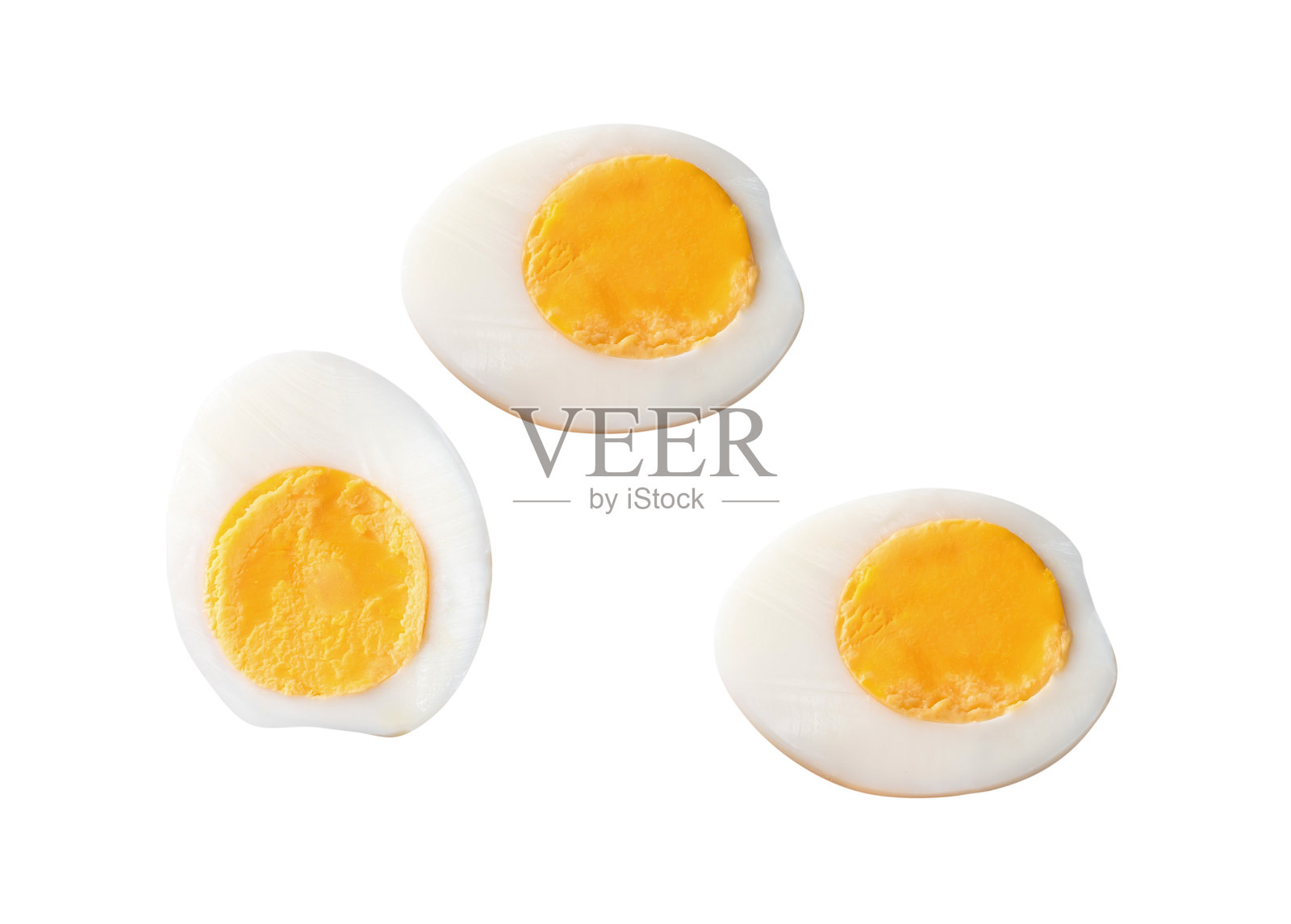 从上方看一组煮熟或煮沸的鸡蛋，蛋黄切成三半，背景为白色，带有抠图路径。照片摄影图片