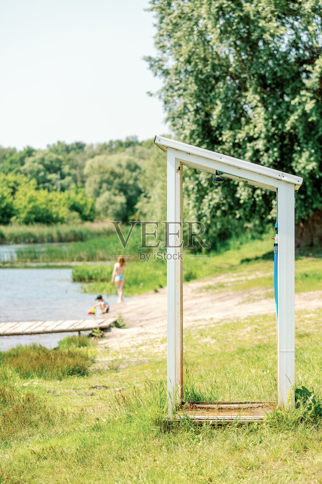 湖边的户外海滩淋浴照片摄影图片