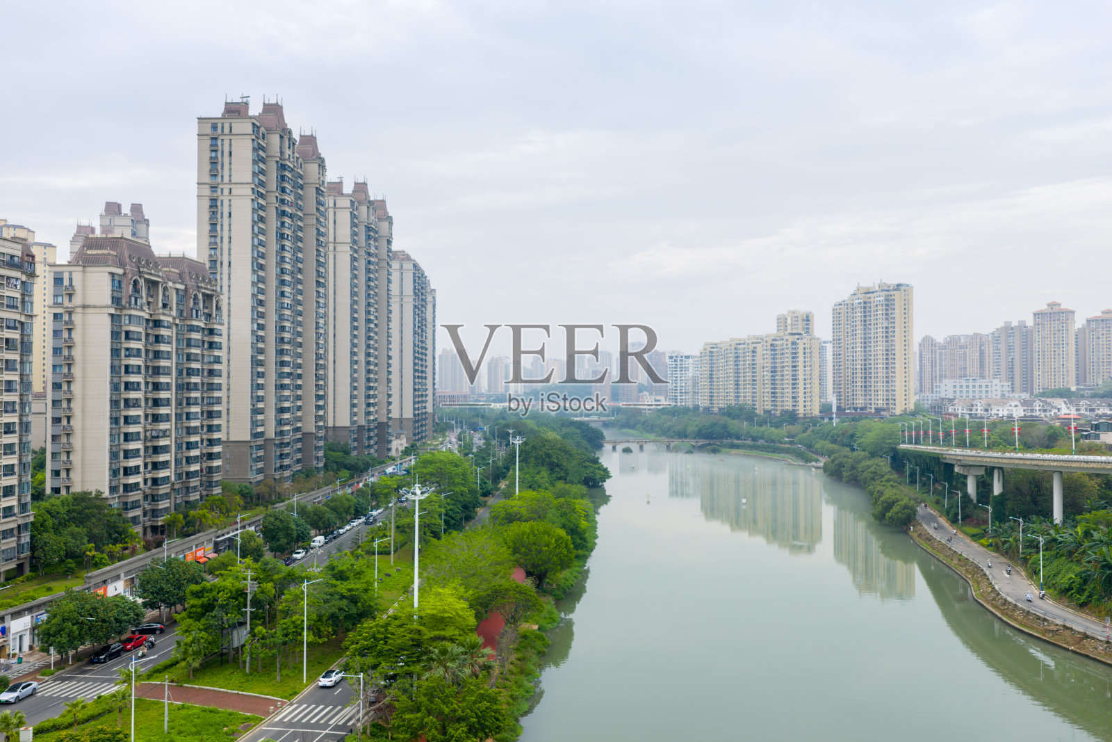 城市公园河边的建筑景观照片摄影图片