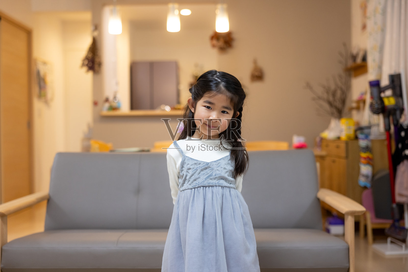 小女孩在客厅里站着的肖像照片摄影图片