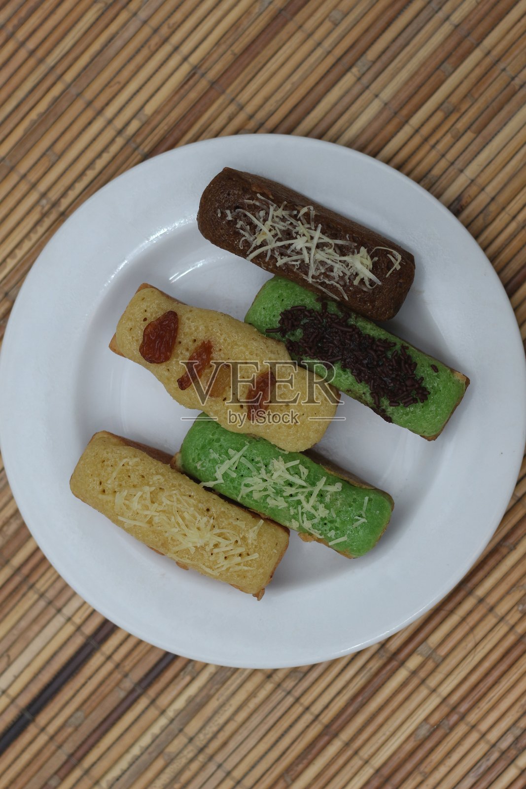 美味的印尼土豆蛋糕放在白色盘子上照片摄影图片