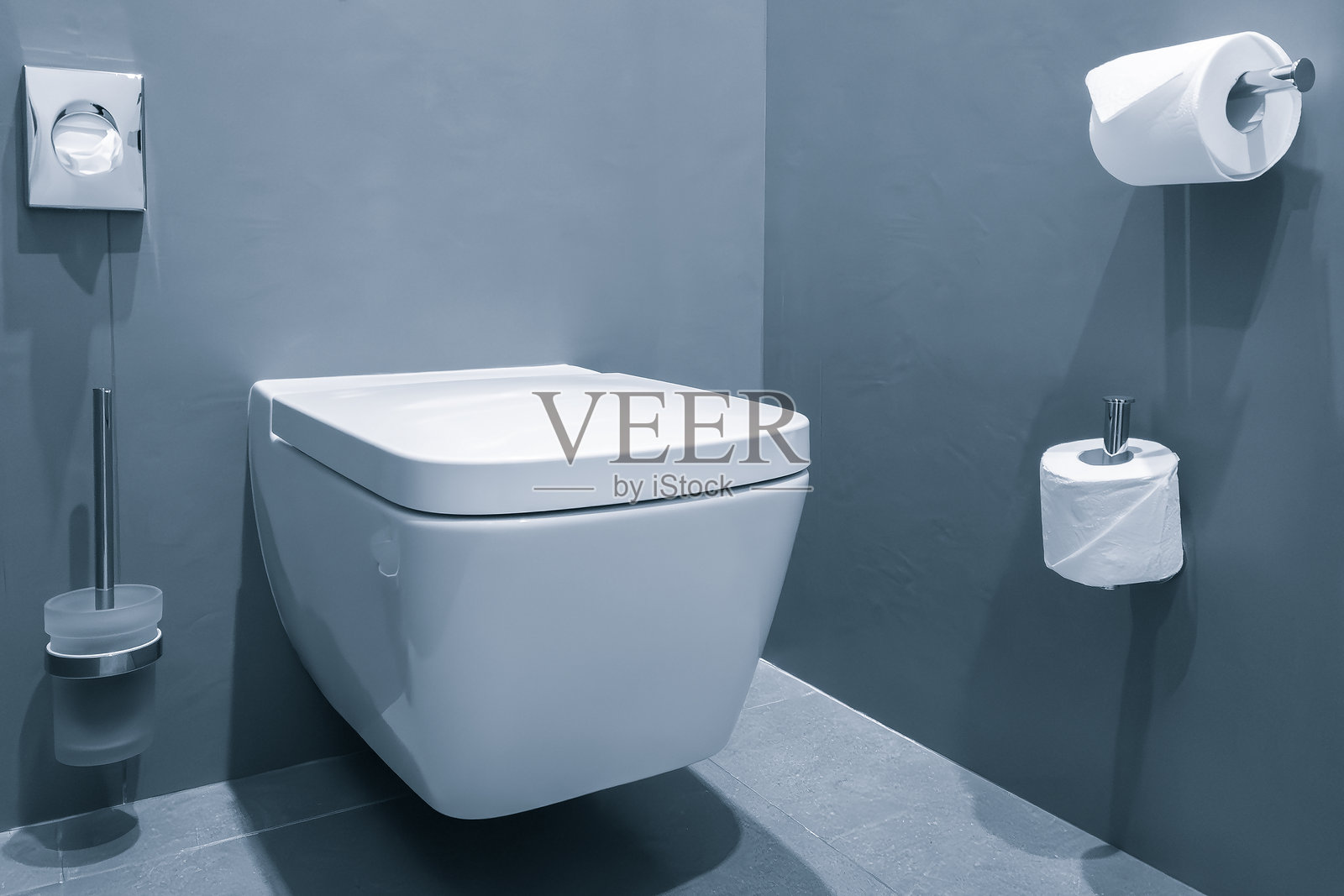 壁挂式马桶，翻新，新浴室。现代经典室内，古典新风格。照片摄影图片