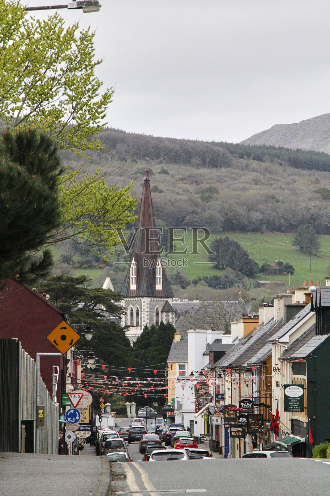 肯梅尔宁静小镇道路上的教堂尖塔照片摄影图片