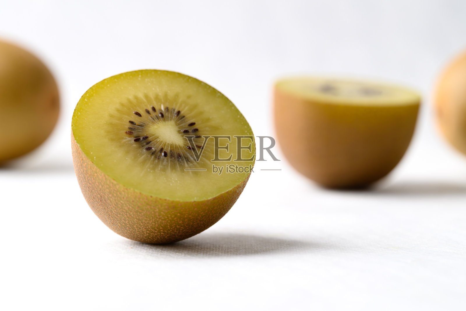 新鲜的阳光金奇异果在白色背景上照片摄影图片