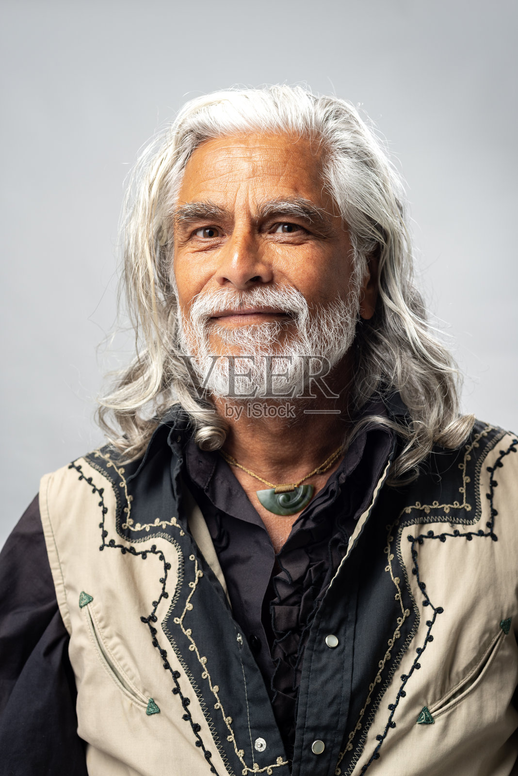 老年男性的特写肖像。照片摄影图片