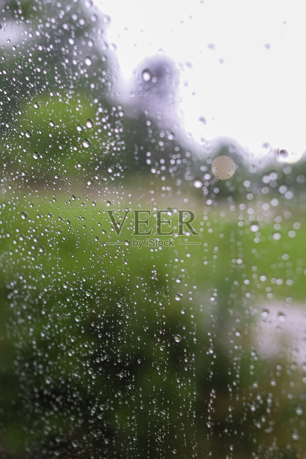 窗户上的雨滴。照片摄影图片