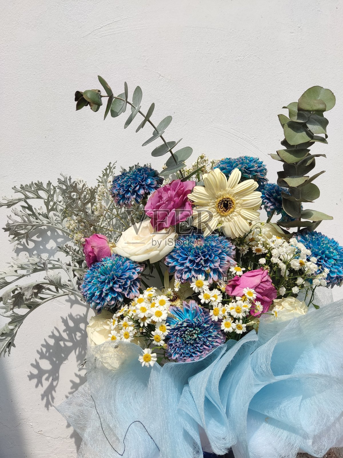 纸质锥形底座上的多色花束照片摄影图片