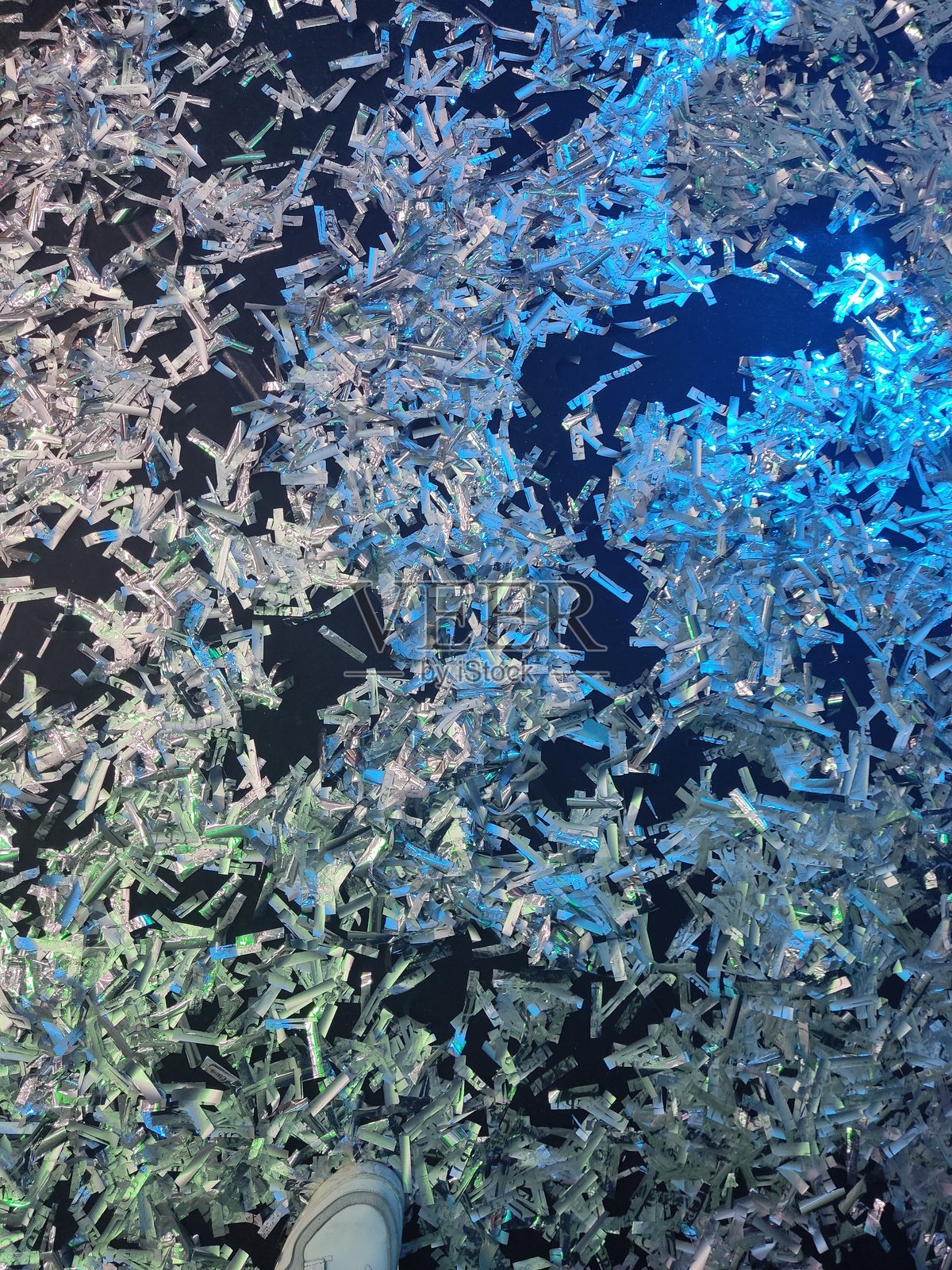 地板上的银色纸质五彩纸屑照片摄影图片