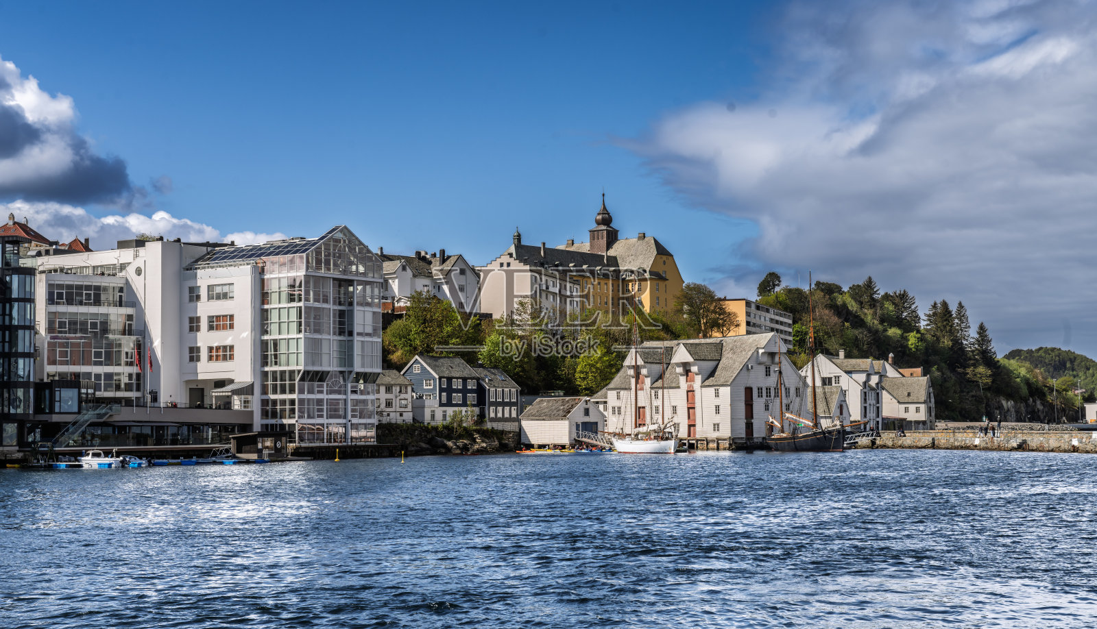 挪威阿尔辛德阳光明媚的历史欧洲建筑风景水岸景观照片摄影图片