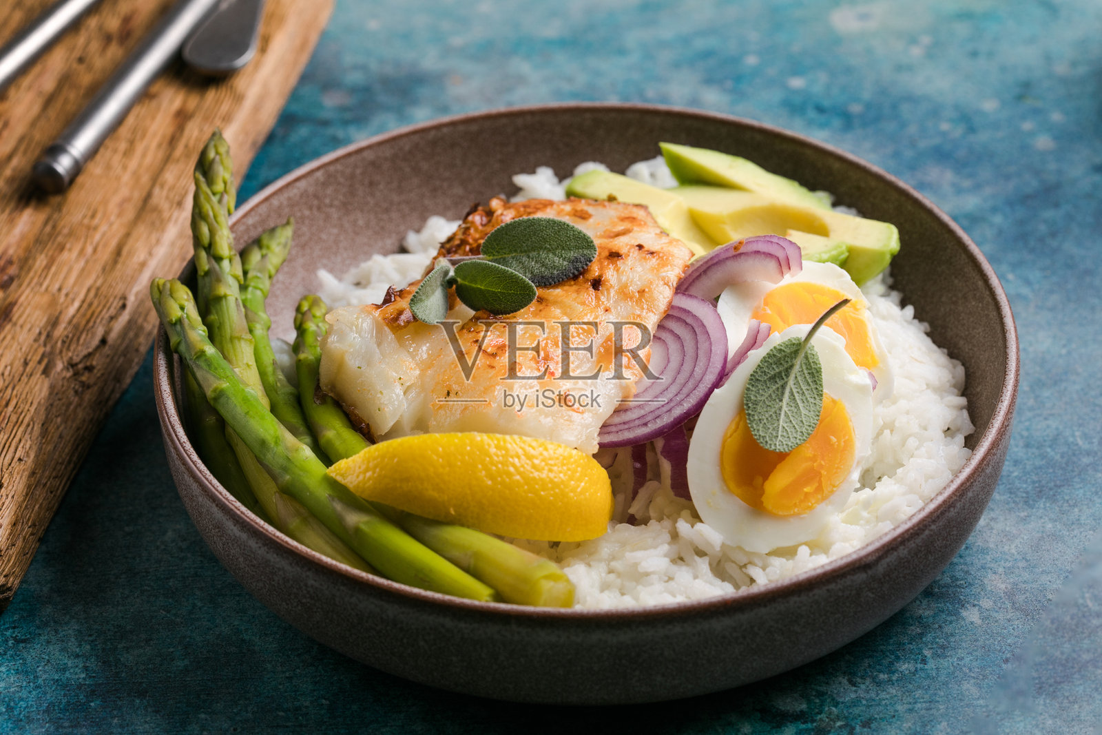 健康的佛碗，配有鱼子酱、鳄梨、芦笋和米饭照片摄影图片