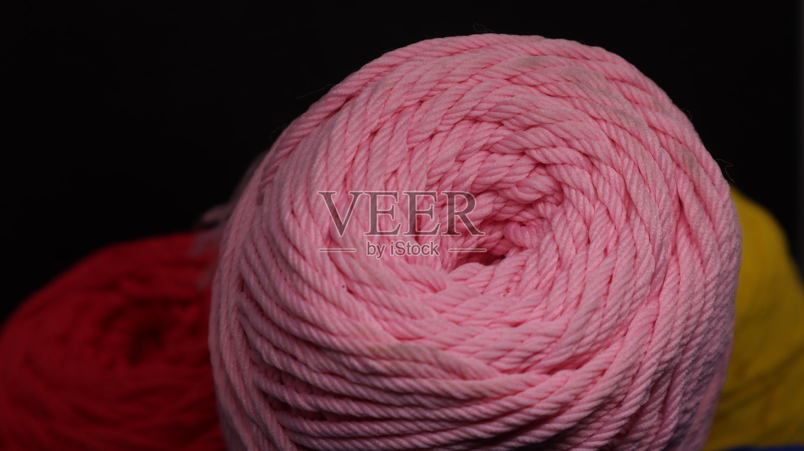 五彩缤纷的线材照片摄影图片