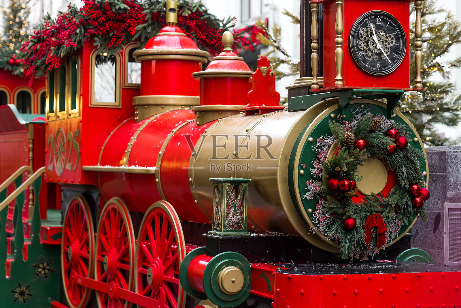 莫斯科街头的节日圣诞火车。2026年新年贺卡。美丽的圣诞背景。为新年准备装饰和饰品的概念。照片摄影图片