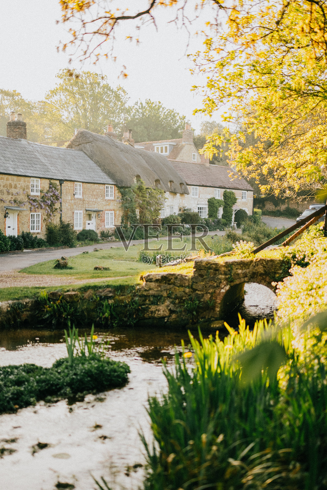 一座小镇，河上有一座桥，两岸有房屋。照片摄影图片