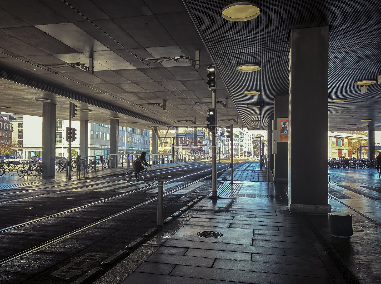 有行人过街的电车隧道照片摄影图片