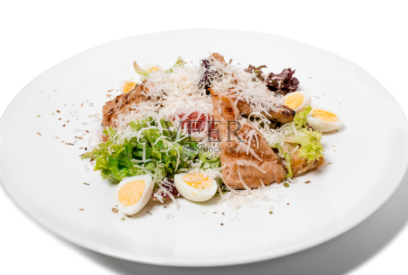 温暖的沙拉配烤三文鱼。照片摄影图片