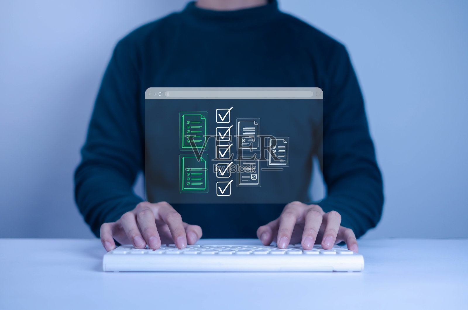 在虚拟屏幕上审查文档管理，数据传输的技术概念，文件恢复，计算机备份，文档或数据文件夹传输。照片摄影图片