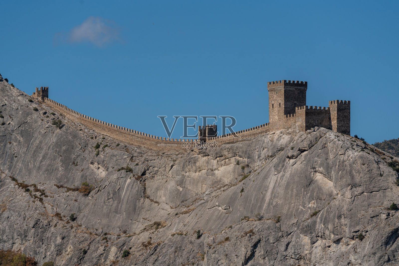 从阿尔恰克角俯瞰热那亚堡垒的城墙。热那亚堡垒是最古老的旅游景点，坐落在从海洋深处升起的陡峭悬崖上。照片摄影图片