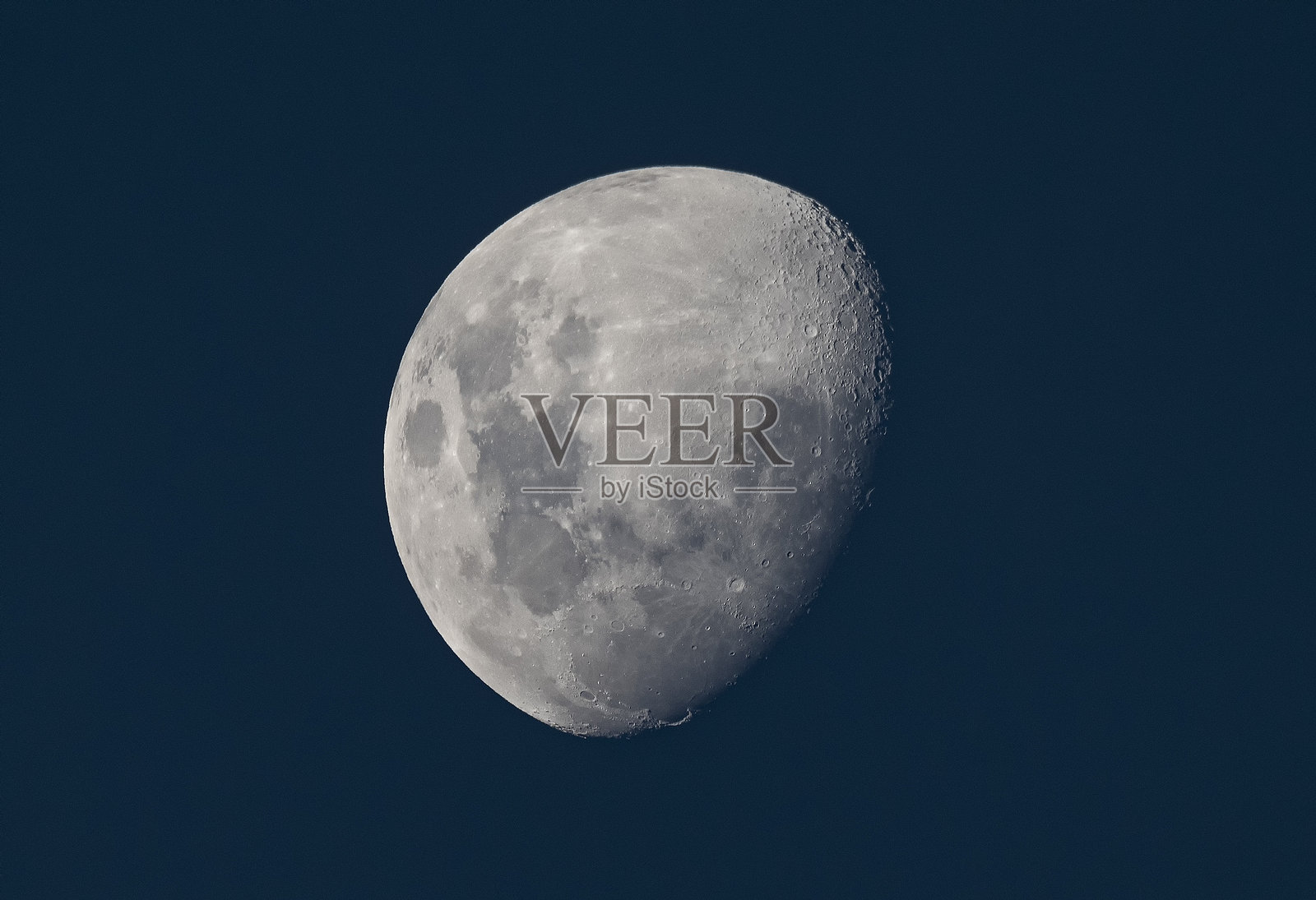 黑色背景上的月亮照片摄影图片