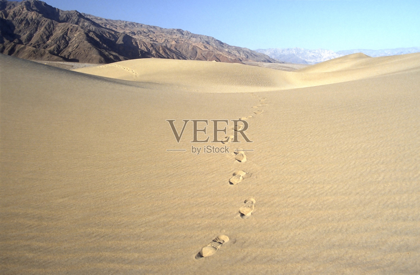 死亡谷沙漠中的脚印。照片摄影图片