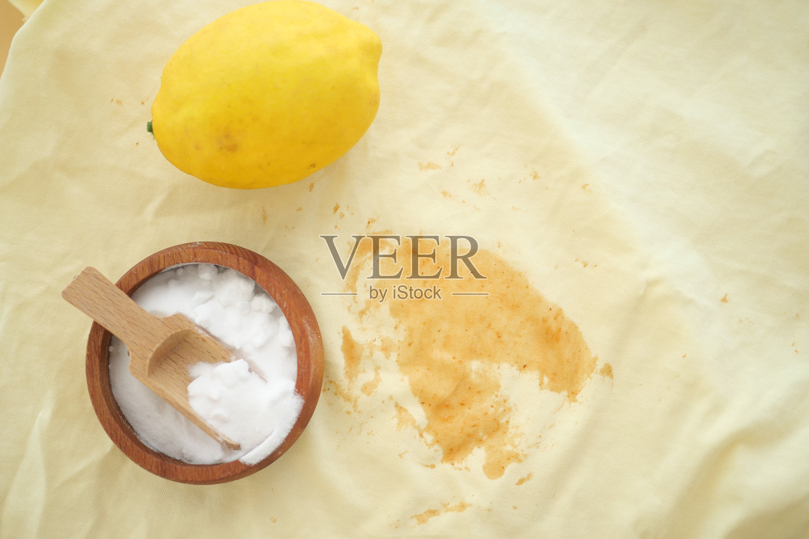 厨房布上的柠檬和小苏打用于清洁目的照片摄影图片