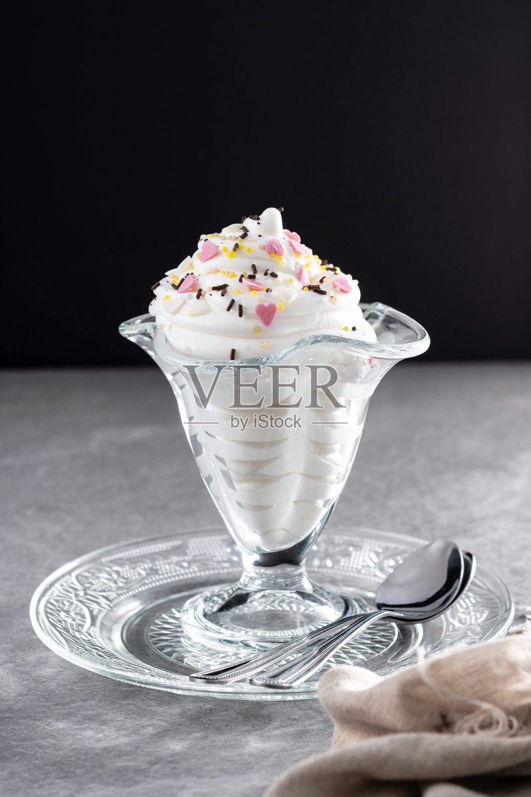 奶油霜的美味与糖果洒饰照片摄影图片