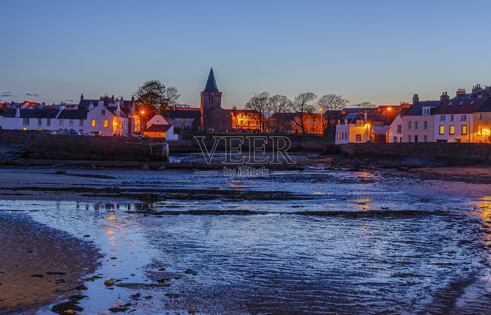 苏格兰法夫郡的安斯特鲁瑟夜景。照片摄影图片