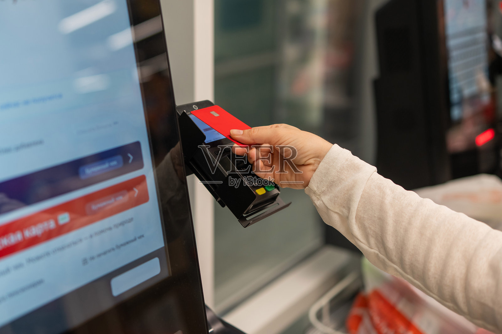 现代支付体验：在自助终端使用卡片照片摄影图片