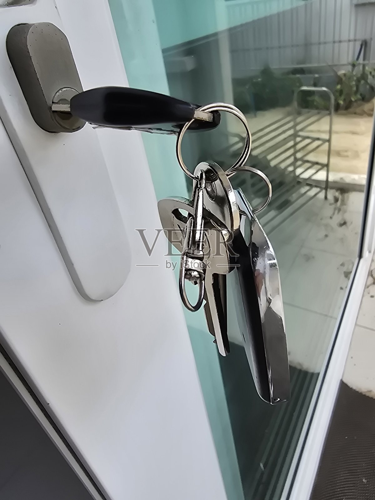 现代钥匙架上挂着多个钥匙，配有现代窗锁照片摄影图片