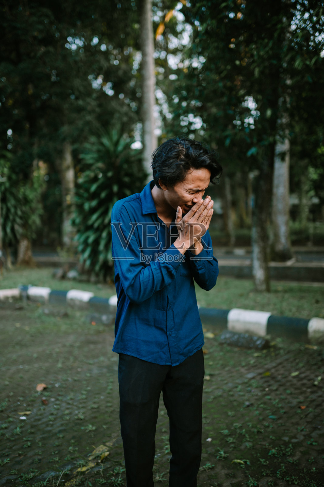 户外自然背景中男人表情传达深刻情感照片摄影图片