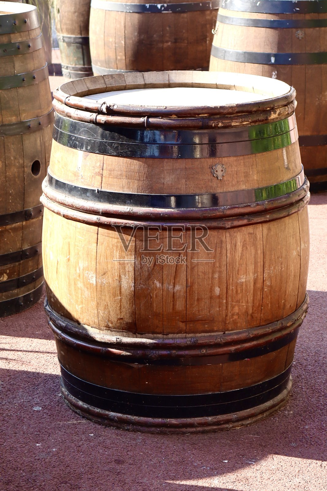 复古木桶配有黑色金属带照片摄影图片