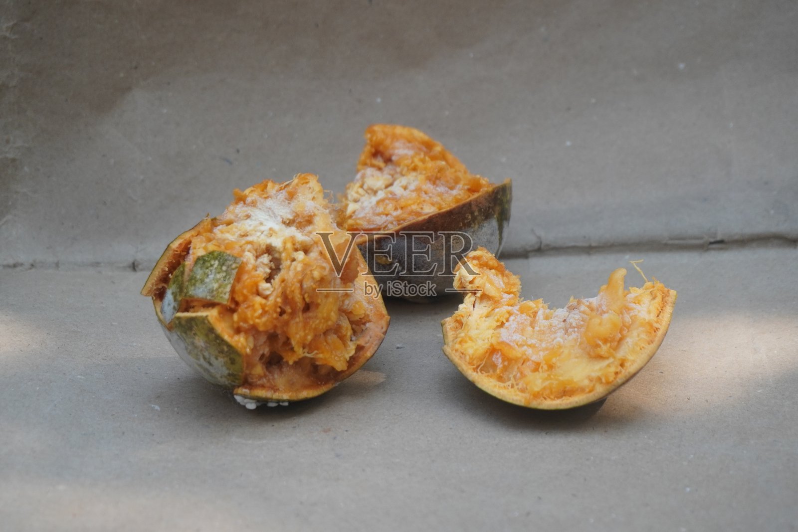 木苹果是一种外壳坚硬的热带水果，果肉芳香酸甜，富含营养，常用于果汁、调味酱和传统药物。照片摄影图片