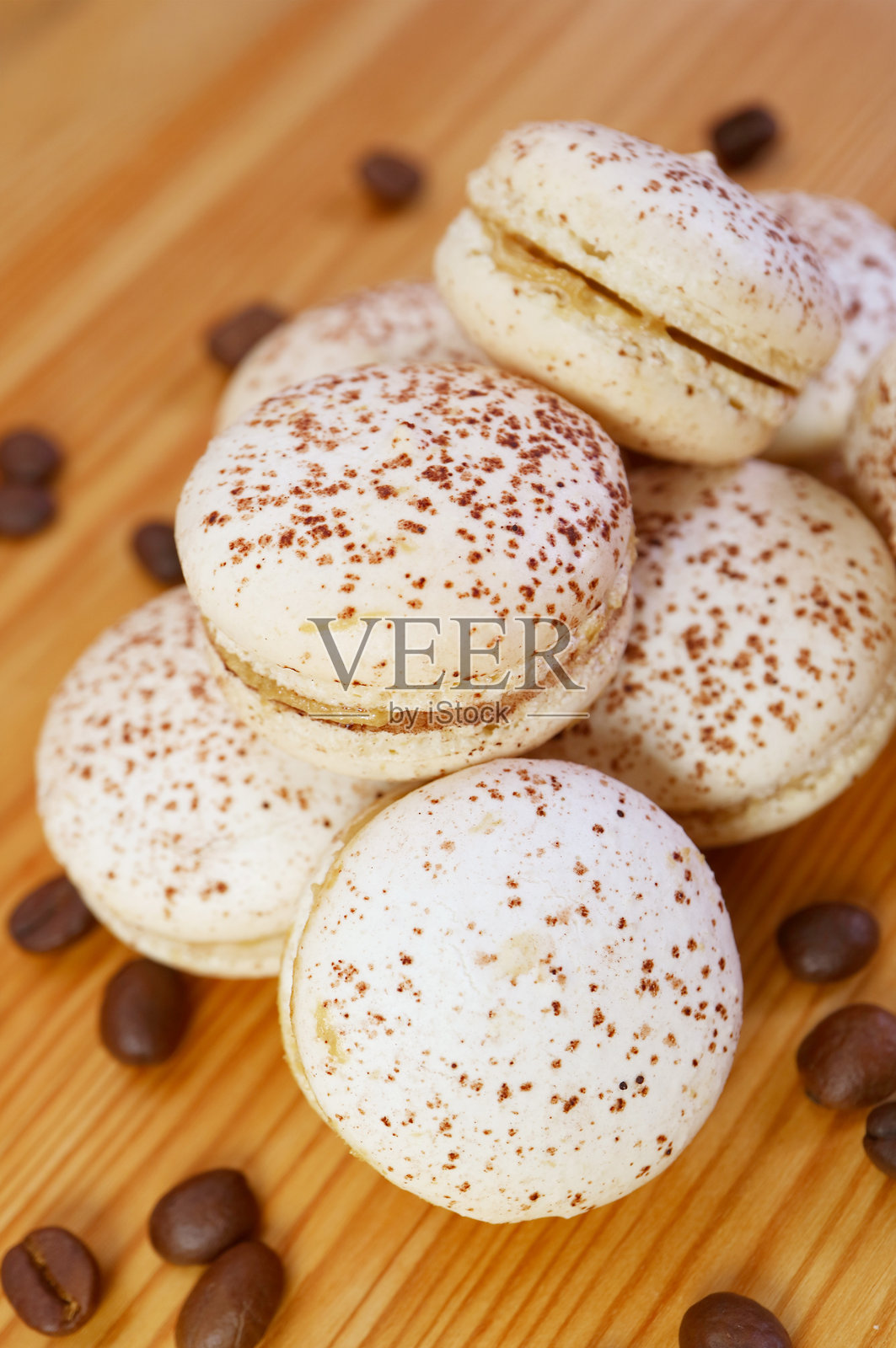 一堆美味的提拉米苏马卡龙放在木质背景上照片摄影图片