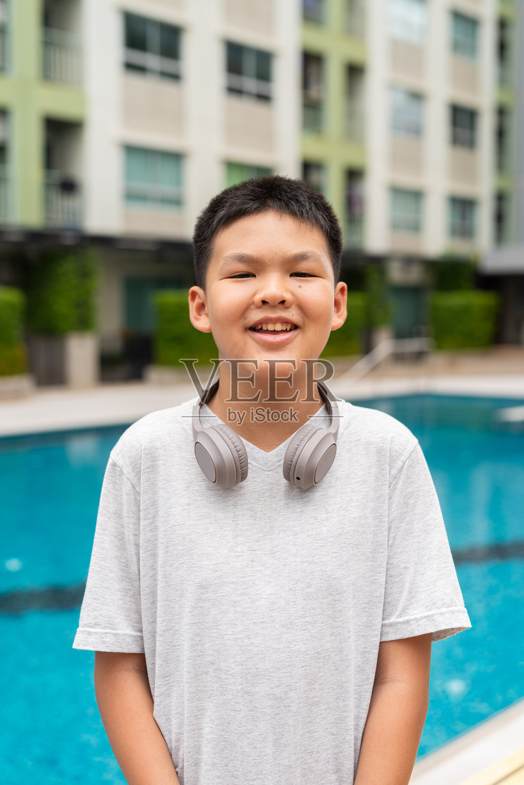 夏季泳池边的少年照片摄影图片