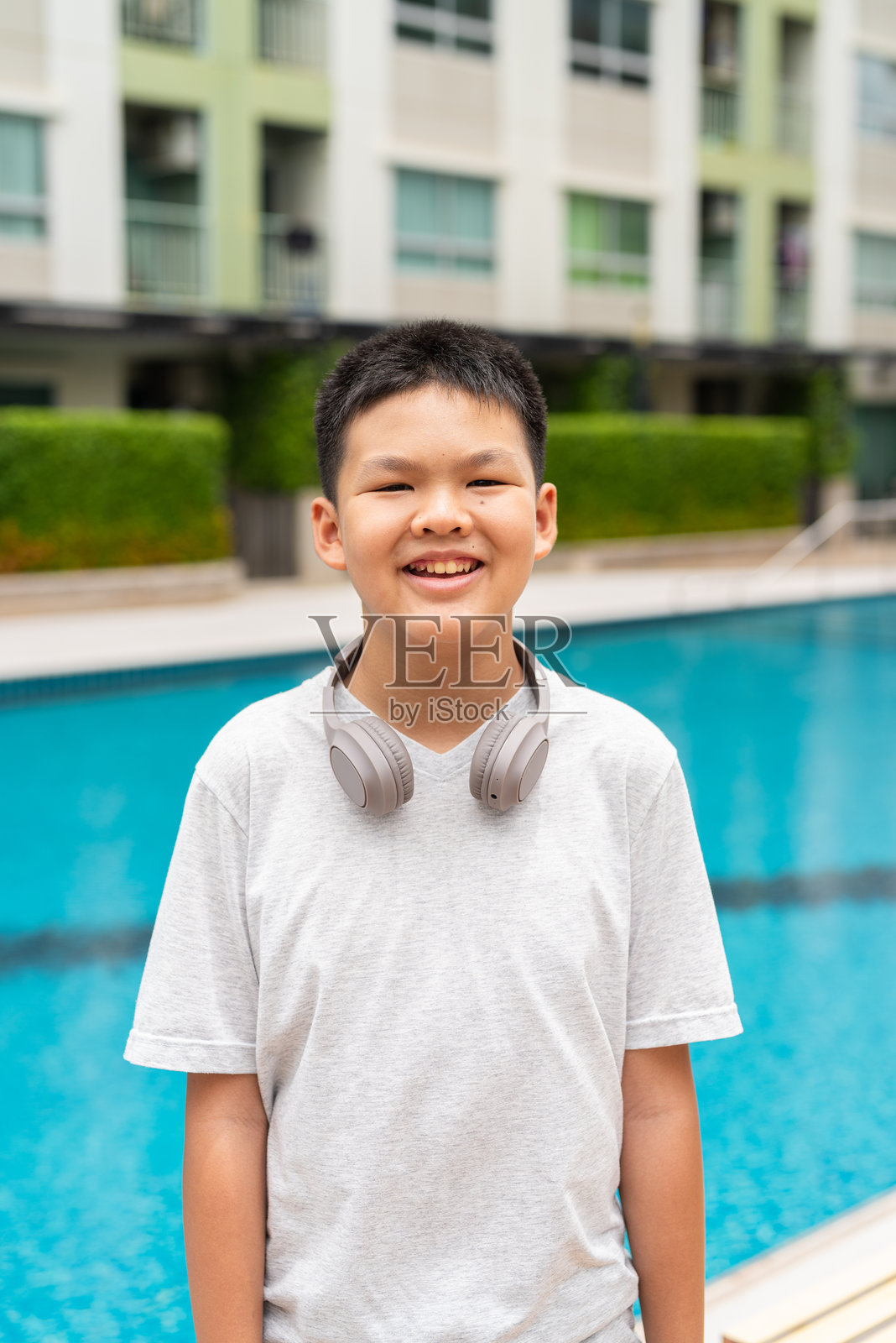 夏季泳池边的少年照片摄影图片