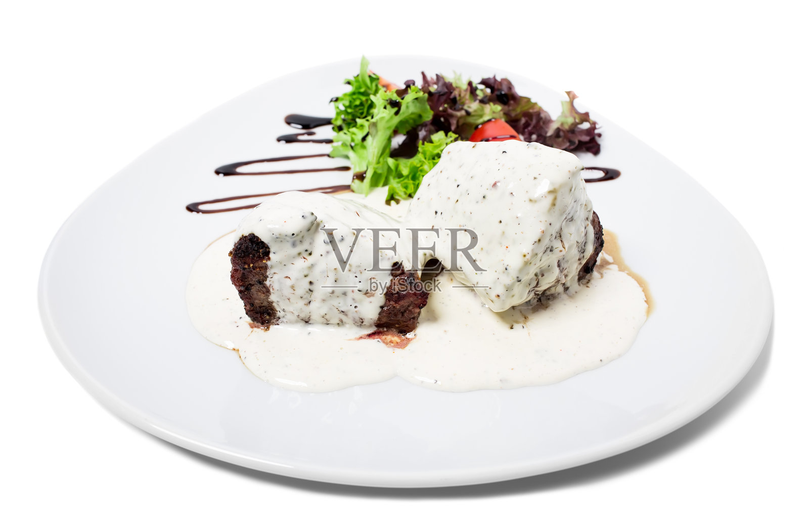 牛排配白蘑菇酱。照片摄影图片