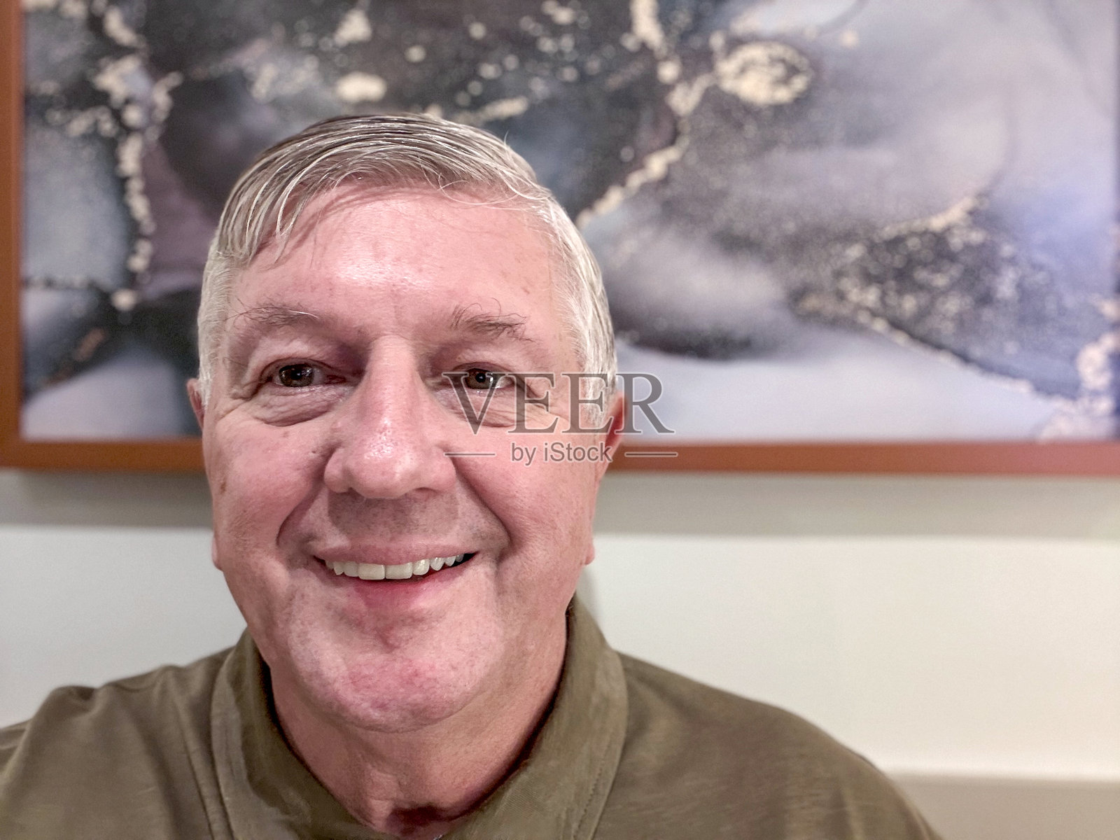 室内自拍的白人老年男性照片摄影图片