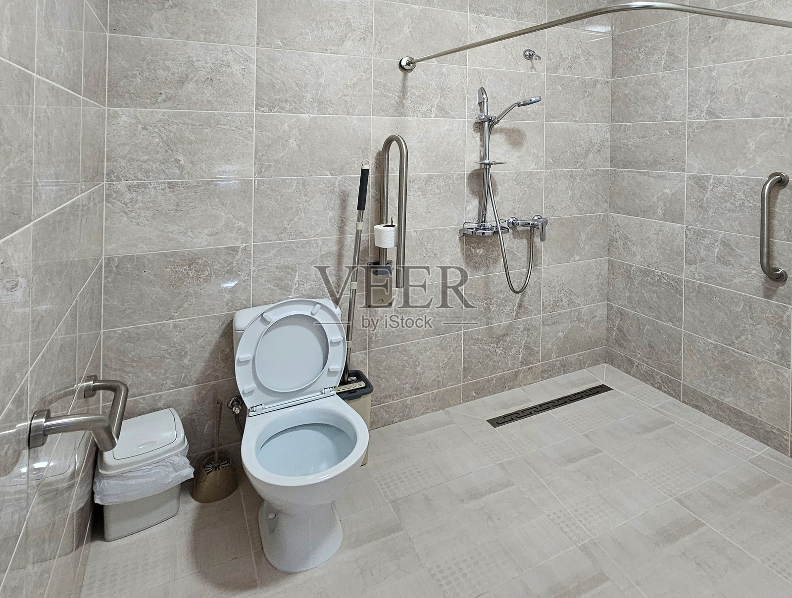 卫生间内部，配有马桶。个人护理的卫生设施设计。公共场所的个人卫生。日常生活中的陶瓷产品。照片摄影图片