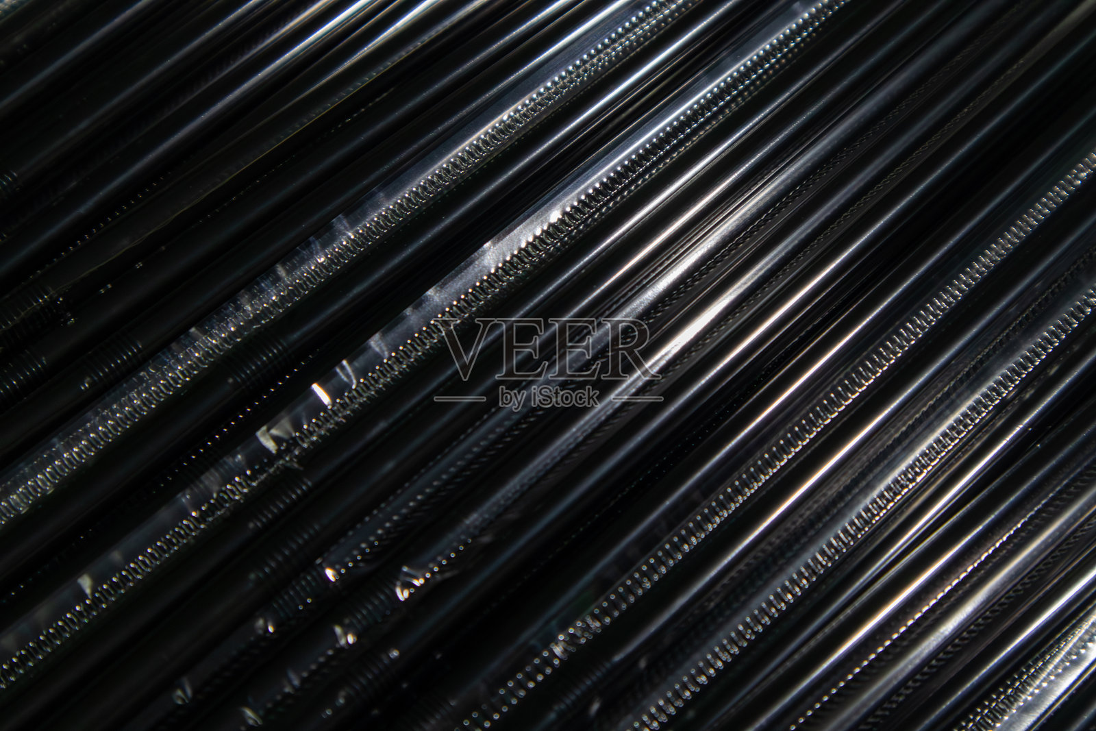 黑色塑料饮用吸管批发。一次性饮料吸管用于外卖包装和环保意识。照片摄影图片