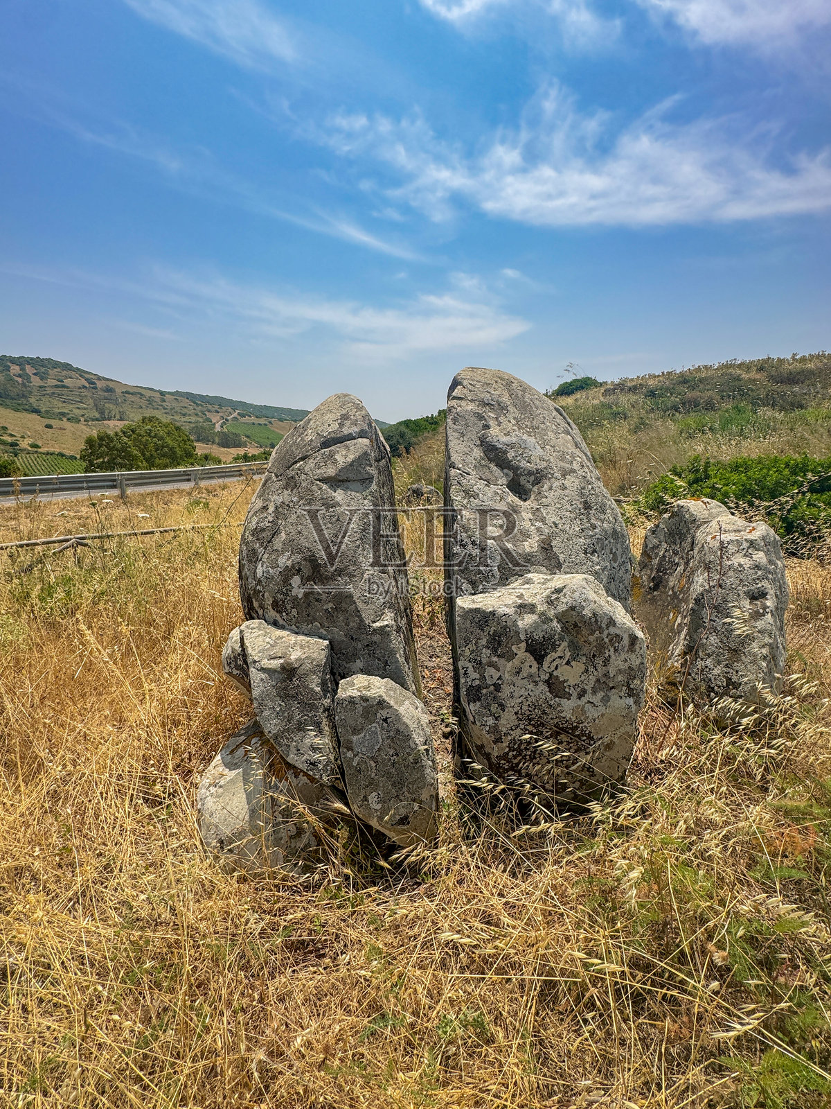 撒丁岛乡村的古老立石照片摄影图片