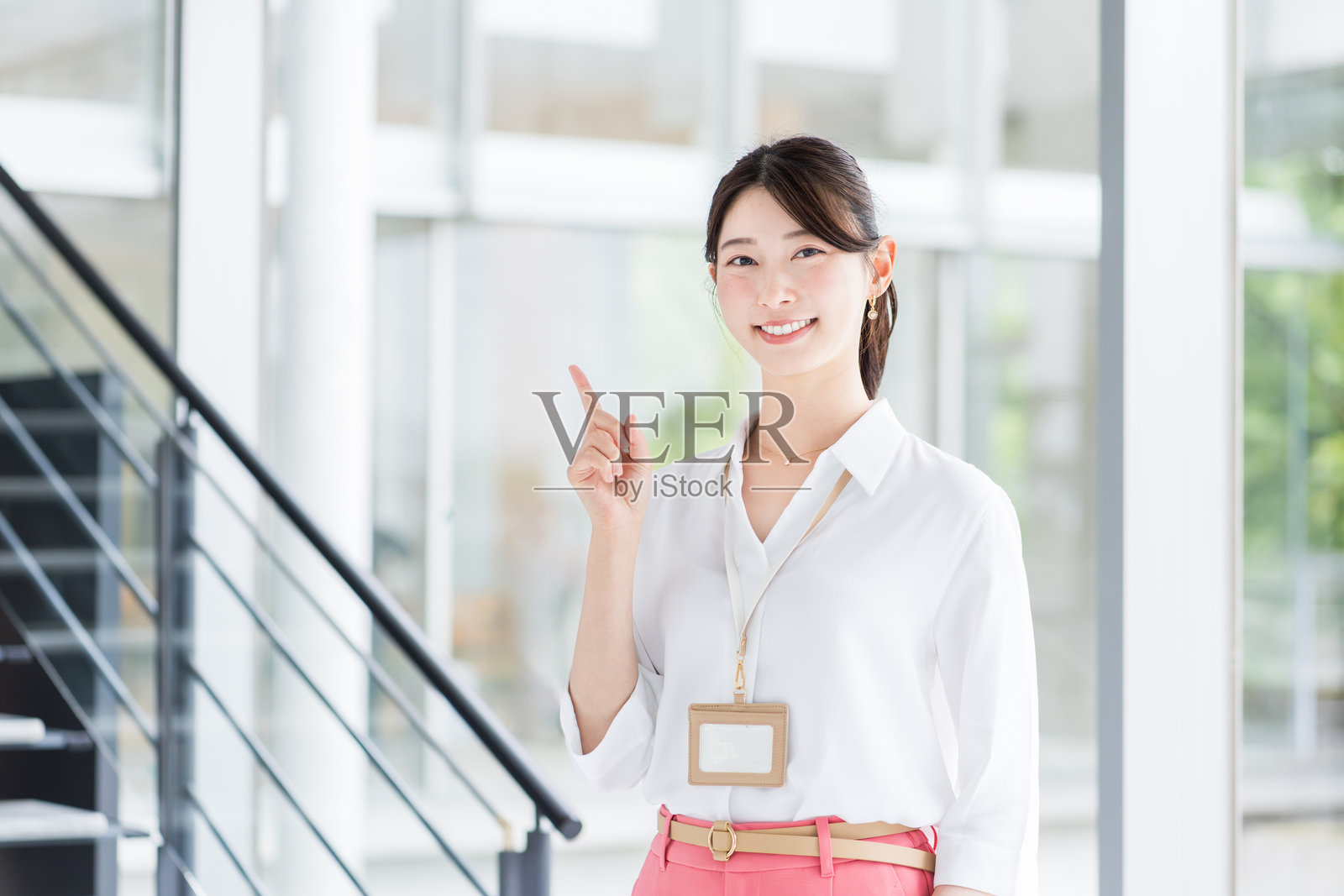 女商人正在进行提案。照片摄影图片