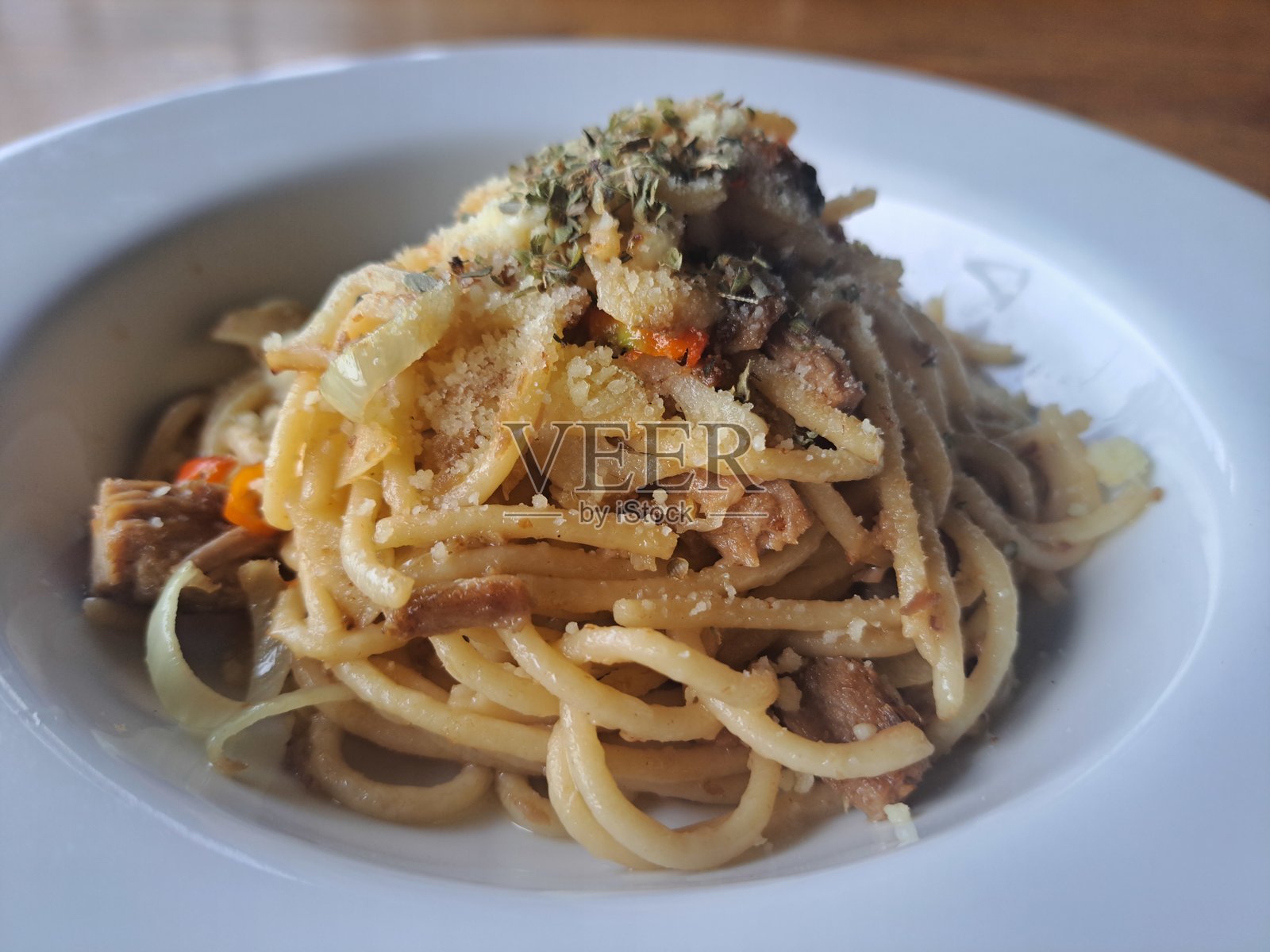 美味的意大利面配辣金枪鱼，搭配切碎的金枪鱼肉、大蒜、洋葱和红辣椒。意大利面食品菜单。照片摄影图片