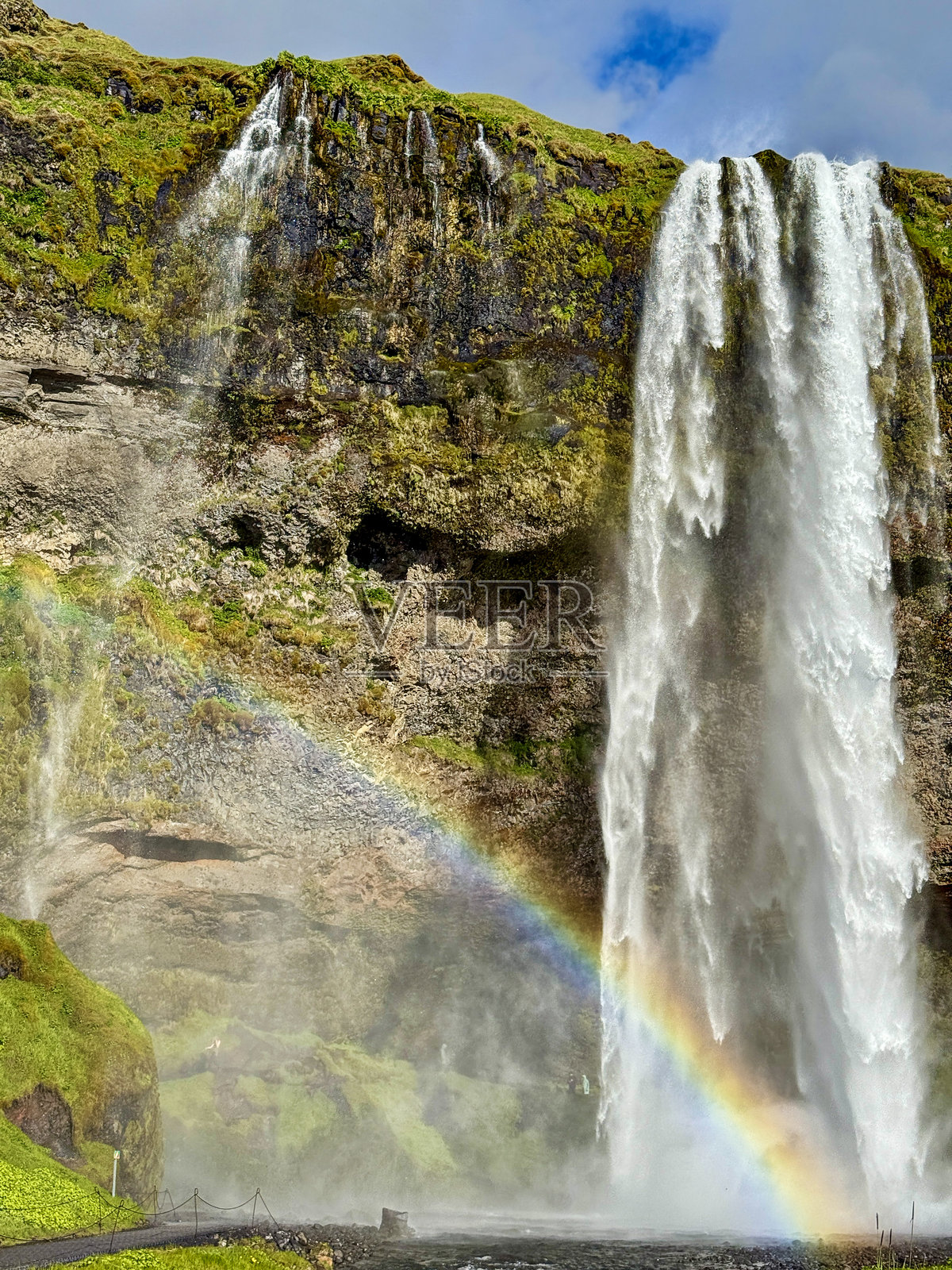冰岛塞尔雅兰瀑布前的绚丽彩虹照片摄影图片