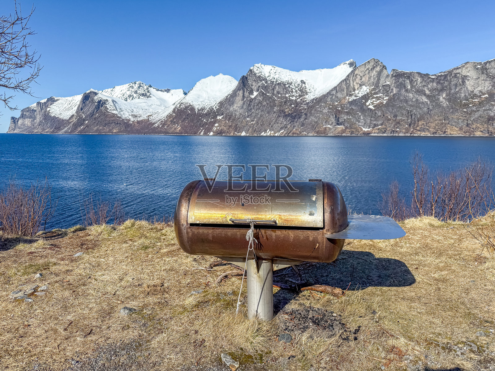 风景如画的峡湾景观，岸边有乡村风格的烧烤架照片摄影图片