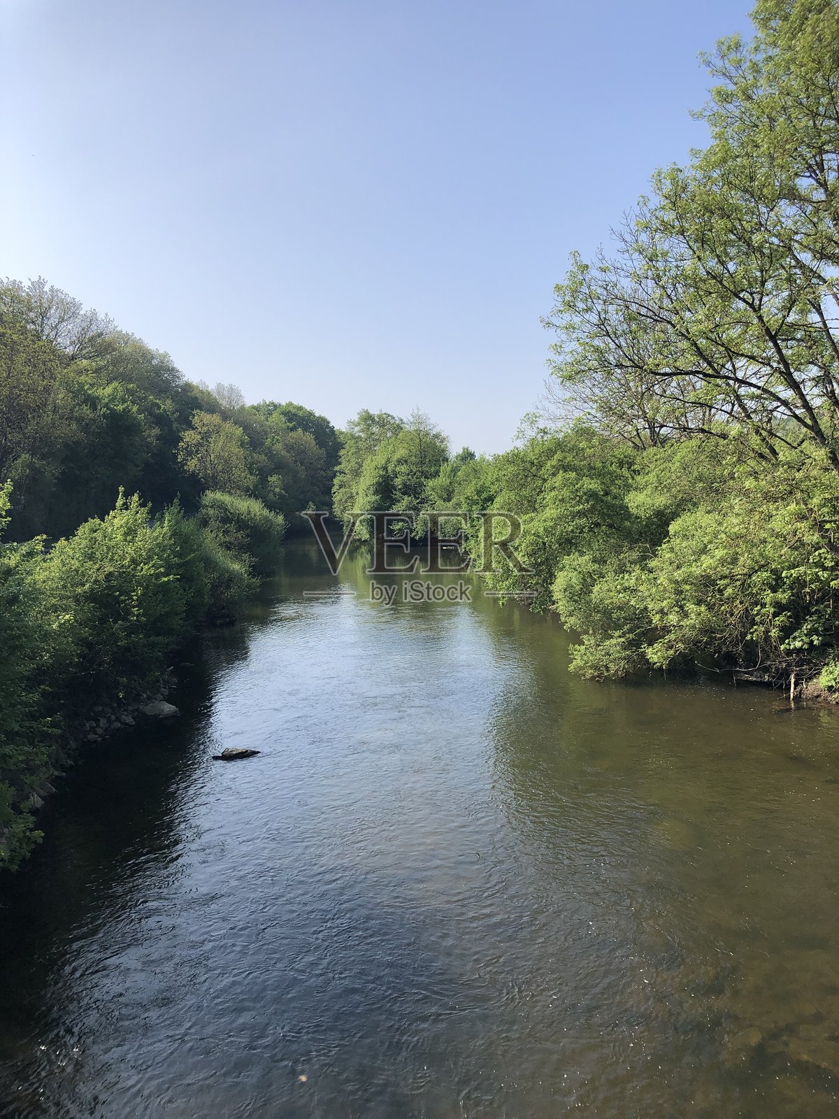 法国萨尔特省圣伦纳德德布瓦的萨尔特河与树木照片摄影图片