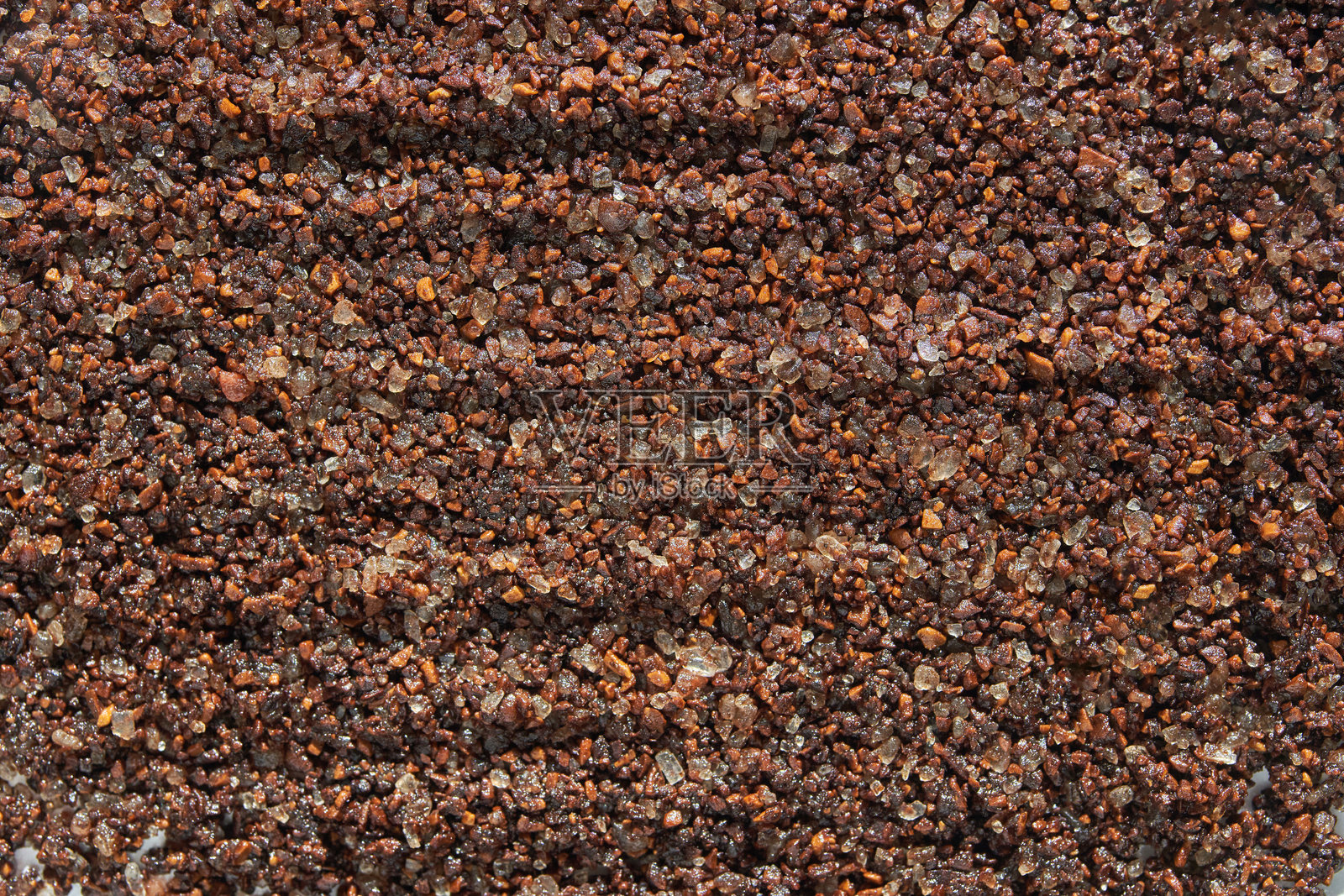 粗磨咖啡的质地，深棕色颗粒带有闪亮的高光照片摄影图片