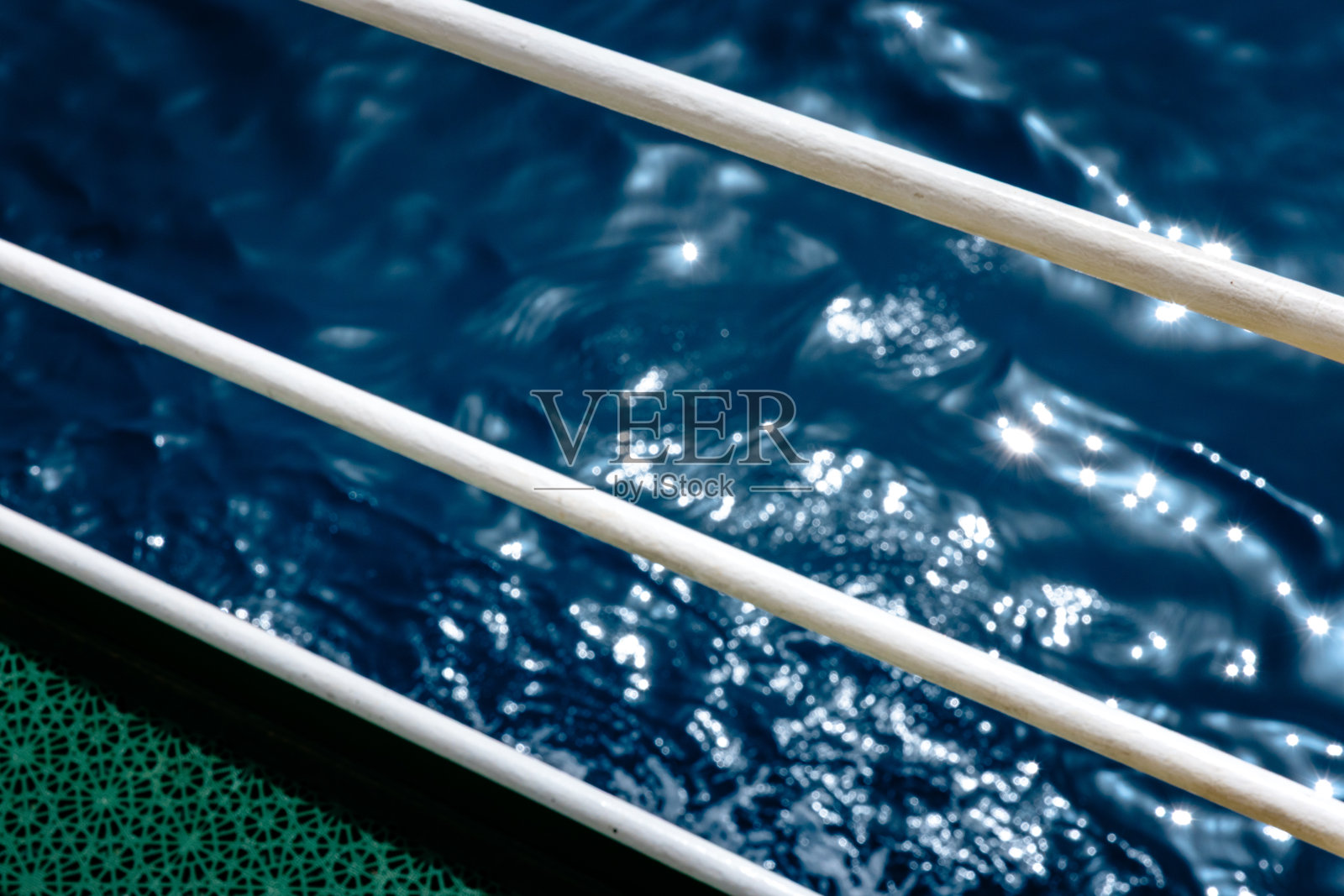 极简风格的海洋与绿色甲板景观照片摄影图片