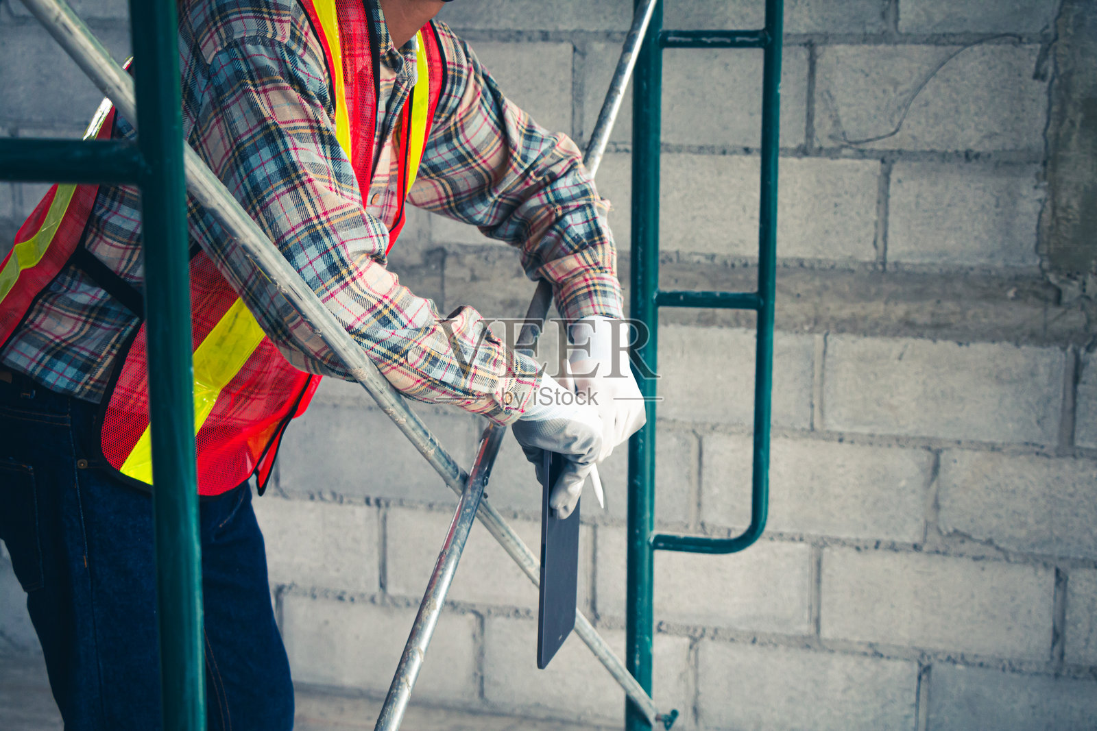 工程师使用平板电脑记录质量检查结果。照片摄影图片