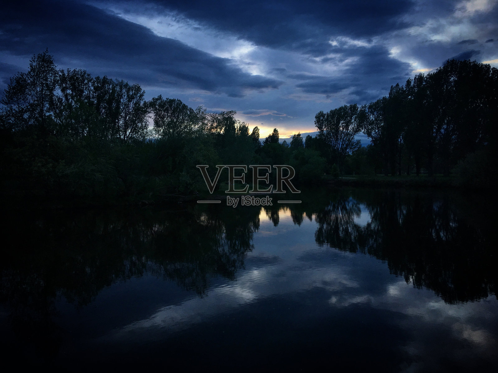 巴伐利亚州菲尔特市公园佩格尼茨河中反射的蓝色时光云彩，2019年4月照片摄影图片