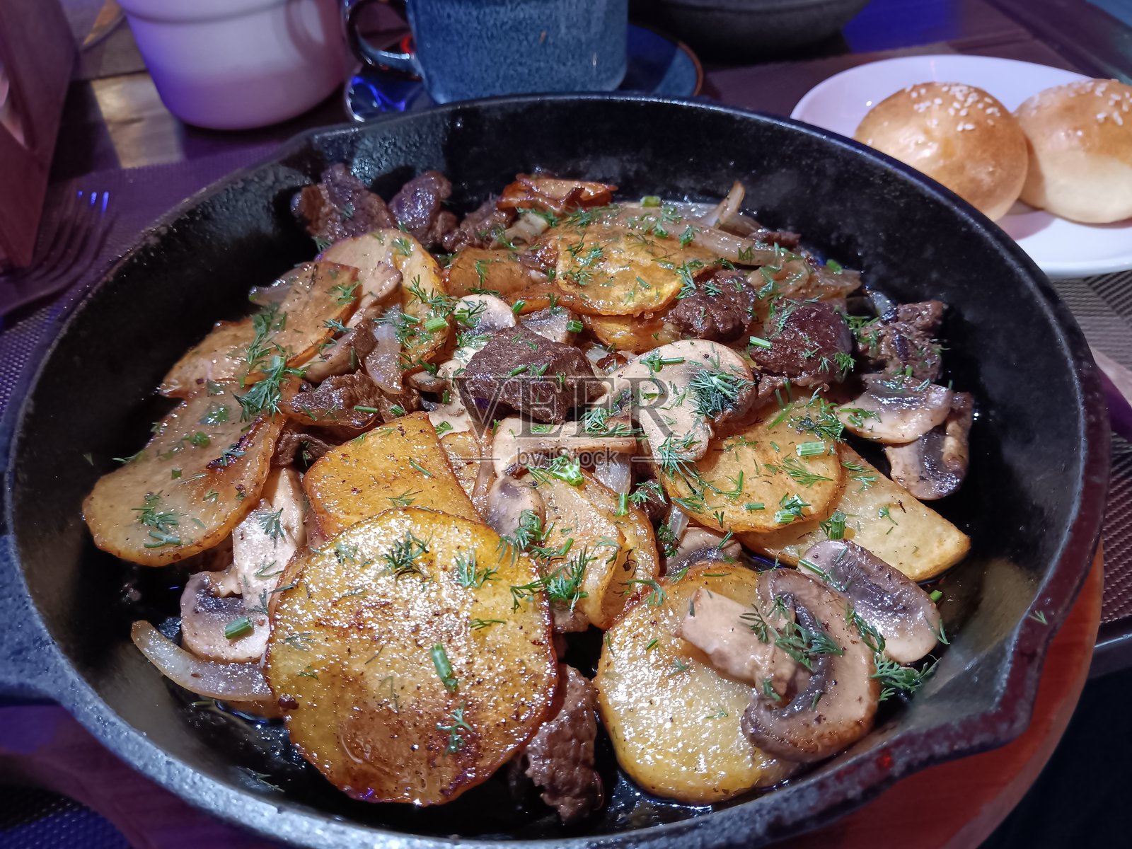 烤羊肉配土豆照片摄影图片